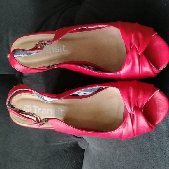 Red high heeled wedge sandals - Picture 2 of 4